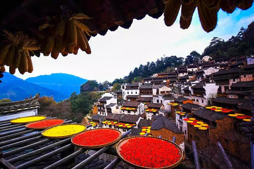 江西山水间，古朴服饰演员凝望远方